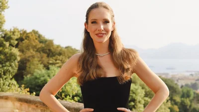 Осадча прибула до Канн на 24 години заради одного заходу - дивись її вишуканий вихід разом з чоловіком