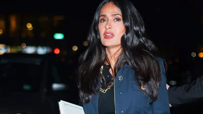 Сальма Хайек прошлась в эффектном костюме-двойке: идеально для офиса