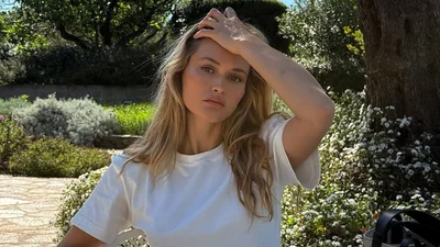 Никогда не выходит из моды: как носить белую футболку