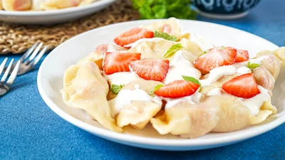 Максимально нежные и воздушные: идеальный рецепт вареников с клубникой