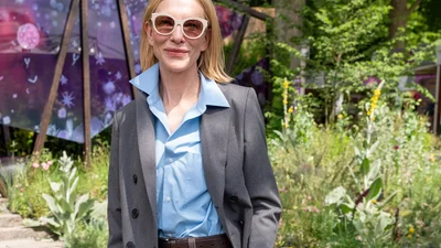 Никаких вам цветочков и платьев: Кейт Бланшетт снова пропагандирует сдержанную роскошь