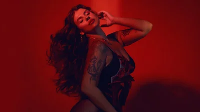 Саша Заріцька показала книгу, яка відволіче від реальності