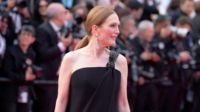 Джулианна Мур показала самую уместную и трендовую прическу на лето 2025