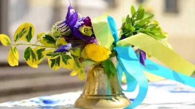 Короткі привітання з Останнім дзвоником 2025 - листівки та проза для всіх