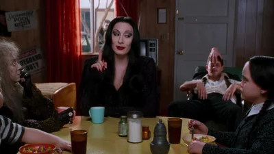 Оскар, "Джон Уик" и годы борьбы с раком: где сейчас Мортиша из "Семейки Аддамсов"