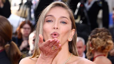 Наша Віра Брежнєва вразила всіх наповал на червоній доріжці Каннського кінофестивалю-2025