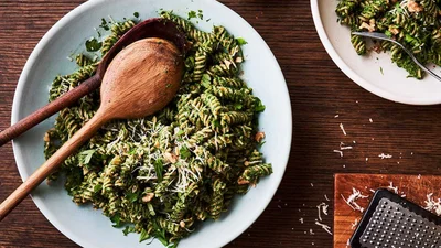 Вишукана вечеря за 15 хвилин: готуємо пасту зі шпинатом і горіховим песто