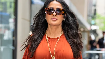 Сальма Хайек соединила ярко-оранжевое платье с зеленым: вот что из этого получилось