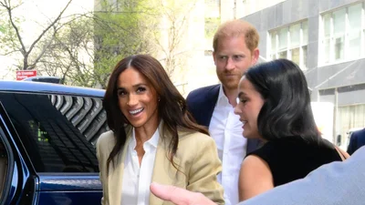 Меган Маркл показала милое видео с принцессой Лилибет в костюмах пчеловодов