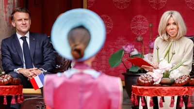 Эммануэль Макрон рассказал, почему жена ударила его по лицу