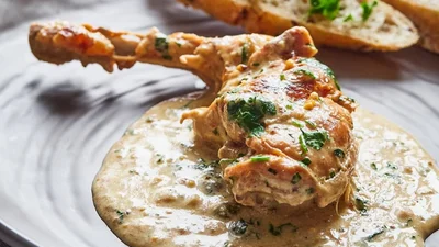 Ніжний кролик у сметані, який точно не буде сухим