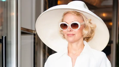 Памела Андерсон воплотила старый добрый голливудский гламур: total white образ