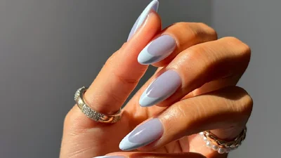 Літній френч у новому форматі: 5 ідей для двоколірного манікюру