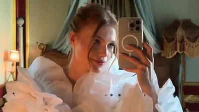 Анастасія Юзьвак в Лондоні перевтілилась у вінтажну спокусницю - фіналістка Холостяка показала гарячі фото