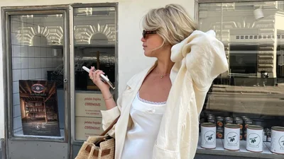 Пікантний тренд сезону: як носити атласну сукню з мереживом