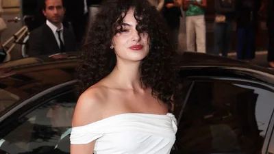 Донька Моніки Белуччі задала тренд на випускний-2025 своїм ніжним образом