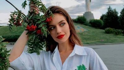 Александра Кучеренко оголила плечи в Каннах - крошка расцвела после развода с Комаровым