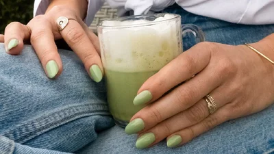 Зеленый, который подходит всем: почему матча-маникюр станет твоим фаворитом этим летом