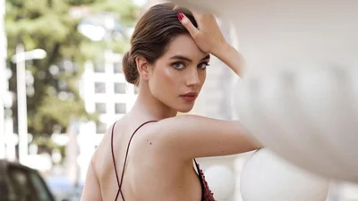 Ух, яка пристрасть: Олександра Кучеренко спокусила фотосесією в червоній сукні