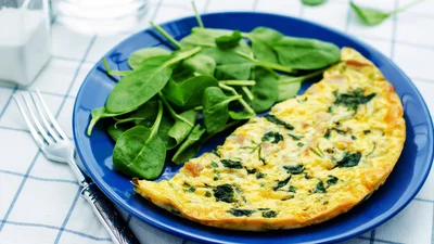 Зеленый омлет со шпинатом и сыром – быстрый рецепт за 10 минут