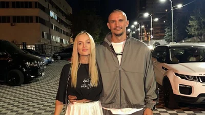 Екскохана Цимбалюка повигиналась на камеру в сорочці з вирізом до пупка - красиво нагадала про себе перед Холостяком