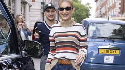 Белла Хадид показала лоферы в актуальном летнем оттенке 2025 года - стильную альтернативу классической черной обуви