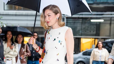 Джіджі Хадід повернула до життя старий тренд: аксесуар, з яким будь-який твій літній лук стане автоматично модним