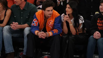 Кайли Дженнер и Тимоти Шаламе больше не скрывают чувств: пара страстно целовалась на матче