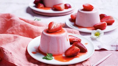 Пана-кота з полуницею – желейний десерт, який охолодить у спеку