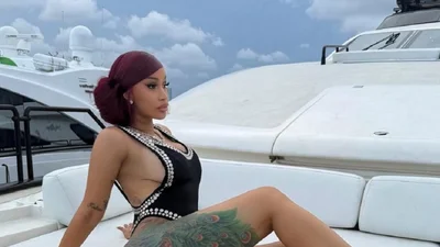 Карди Би, которая в прошлом году неожиданно рассталась с Offset, официально объявила о новом романе