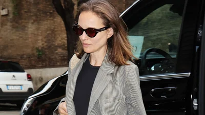 Наталі Портман одяглась як Сара Джессіка Паркер і Меріл Стріп: і знову ці трендові джинси