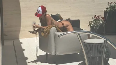 Джессіка Альба відпочила в купальнику біля басейну та поділилась планами на червень