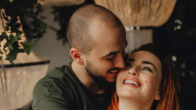 Виктория Булитко наделала романтических фото с женихом, позируя высоко над землей