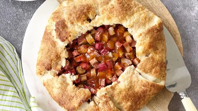 Галета с ревенем – "неидеальный" французский пирог с сочной начинкой