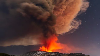 Озадаченные туристы, взрывы и дым - на Сицилии проснулся вулкан Этна