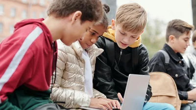 Украинские школьники за рубежом смогут изучать украиноведческие предметы