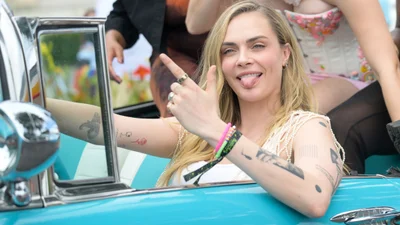 Кара Делевінь імітувала чоловічий прутень та цілувалась зі своєю дівчиною на вулицях Лос-Анджелесу