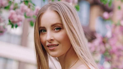 Анна Сагайдачная в свое 36-летие надела мини и показалась с любимым