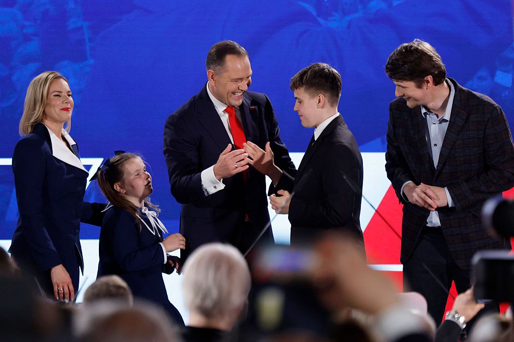 Кася Навроцкая - новая звезда сети: как 7-летняя дочь нового президента Польши 'украла шоу' у папы - 725729 Кася Навроцкая - новая звезда сети: как 7-летняя дочь нового президента Польши 'украла шоу' у папы - фото 725729