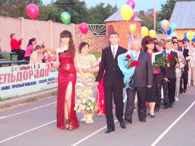 Выпускные 2000-х: трешовые наряды, за которые нам всем немного стыдно - фото 725840