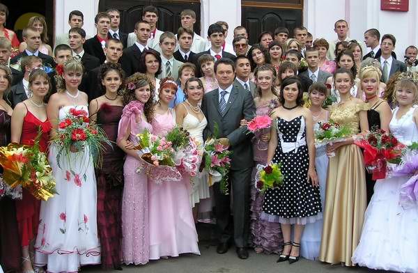 Выпускные 2000-х: трешовые наряды, за которые нам всем немного стыдно - фото 725843
