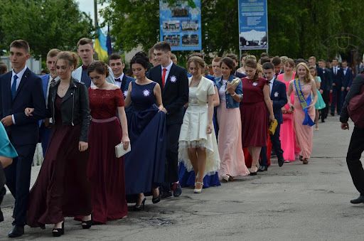 Выпускные 2000-х: трешовые наряды, за которые нам всем немного стыдно - фото 725845