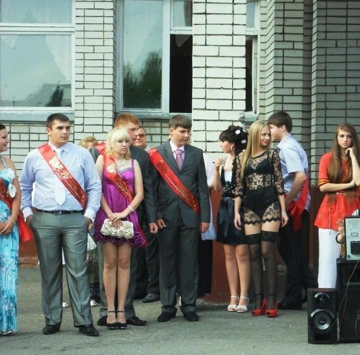 Выпускные 2000-х: трешовые наряды, за которые нам всем немного стыдно - фото 725847