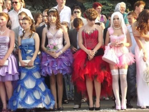 Выпускные 2000-х: трешовые наряды, за которые нам всем немного стыдно - фото 725848