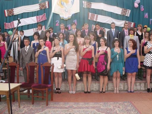Выпускные 2000-х: трешовые наряды, за которые нам всем немного стыдно - фото 725849