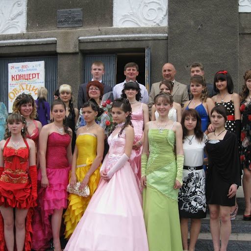 Выпускные 2000-х: трешовые наряды, за которые нам всем немного стыдно - фото 725850