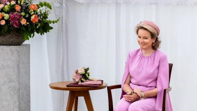 Королева Матильда в розовом total look показала, как носить Барби-цвет, и не выглядеть конфеткой