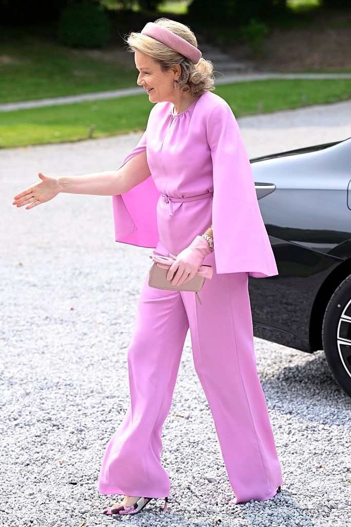 Королева Матильда в розовом total look показала, как носить Барби-цвет, и не выглядеть конфеткой - фото 726306