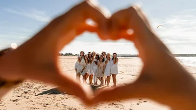 Классные поздравления с Днем друзей 2025 - милые открыточки и проза для лучших