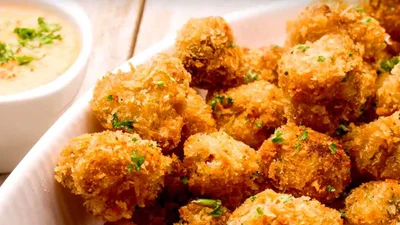 Хрустящая цветная капуста со сметанно-чесночным соусом – снеки, которые разлетятся за мгновение